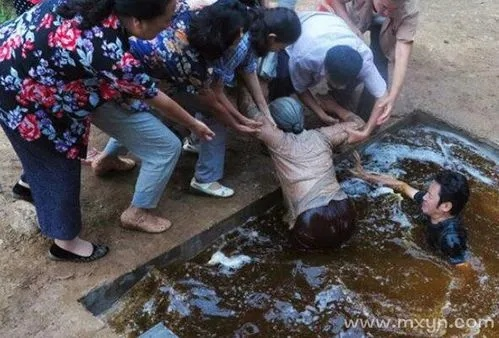 梦境的启示，梦见自己的睡裙掉茅坑里的深层含义