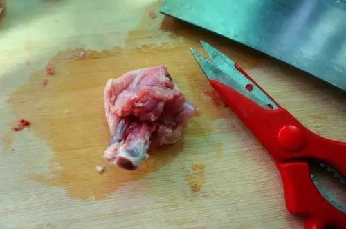 梦境解析，梦见别人杀鸡并先割翅膀后才杀死