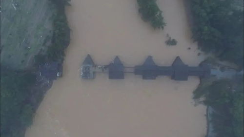 梦境启示，走路上山下大雨引发山洪，被洪水冲走的深层含义