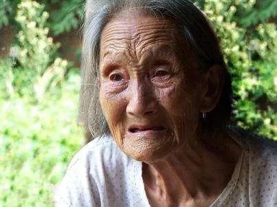 梦见去世的奶奶被人杀害了，一场梦境的深层解析与心灵慰藉