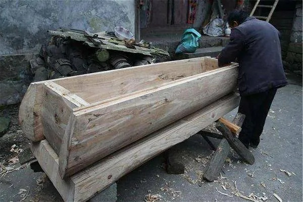 梦境中的双棺之谜，解析梦到两口棺材摞在一起的深层含义