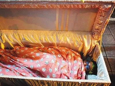 梦境解析，梦见死人在棺材里翻白眼复活，我和男友掺去看医生