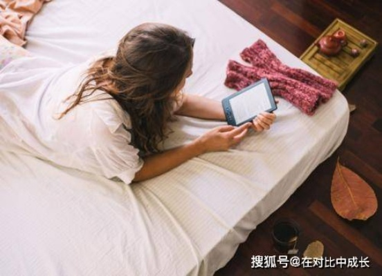 梦见自己在床上玩手机的预兆，数字时代的梦境启示录