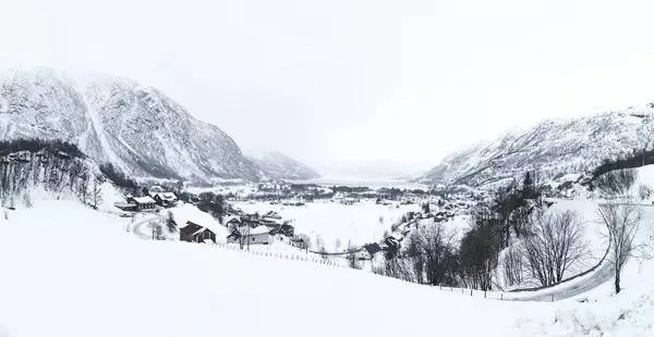 梦境中的谲喻，梦见我们村子下大雪而邻村却是晴天的深层预示