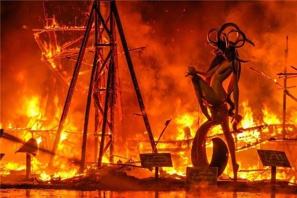 梦见着火又把火扑灭了，潜意识中的警示与自我救赎