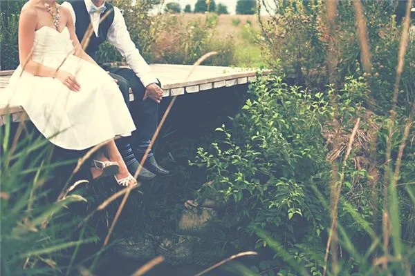 梦境与现实交织，解析一个人半夜梦到一个女孩结婚了就醒了半夜发微信给她的深层含义