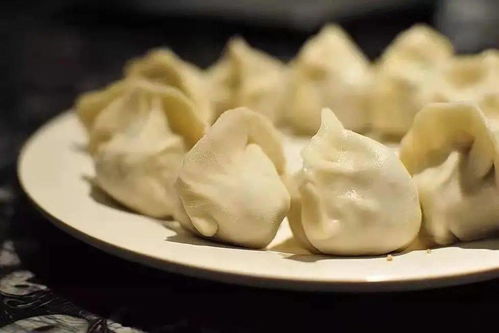 梦见吃饺子抓手上粘上屎，解析梦境背后的深层含义
