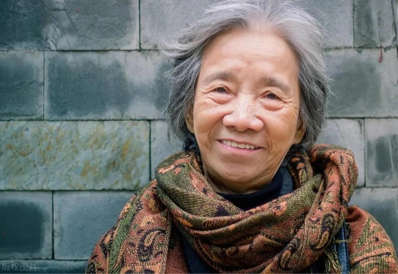 妈妈梦见过世外婆变通红的脸，探寻梦境背后的情感与记忆