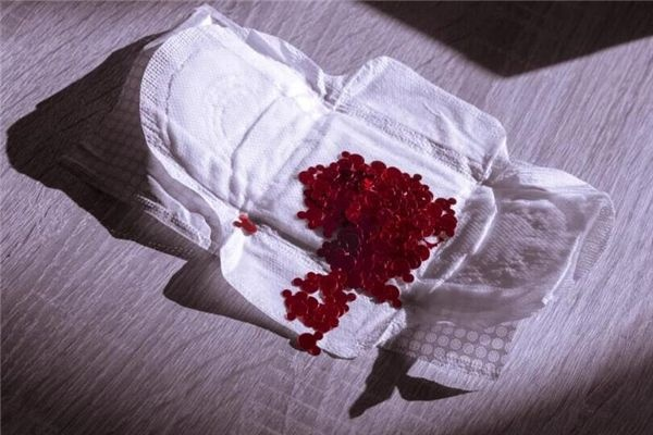 梦境解析，梦见大姨妈来了血黑黑的，暗示了什么？