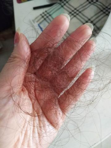 做梦梦见掉头发，梦境背后的深层含义与心理解析