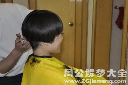 梦见自己帮去逝的母亲剪头发，心灵的慰藉与未竟的孝道