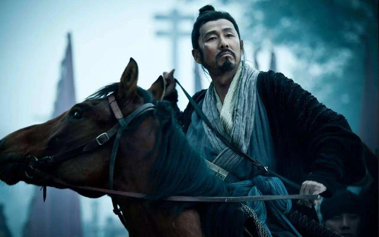 梦见有条白蛇在水里追追到一半就不见了，探索梦境背后的深层含义