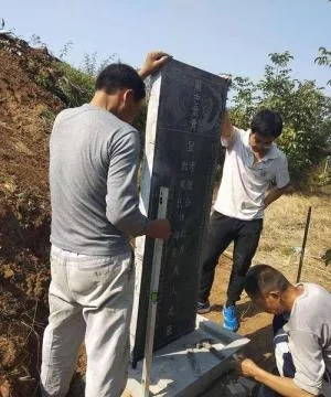 梦见搬老父亲的坟，探索梦境背后的深层含义与情感解读