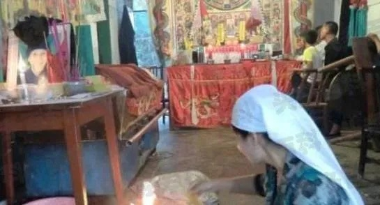 梦境中的奇异景象，梦见正在出殡的死人在灵床上坐起来了的深层含义