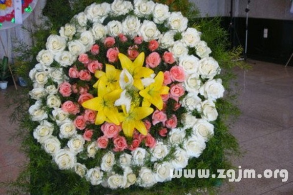 梦境的奥秘，为何会梦见给不认识的死人送花圈？