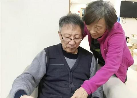 梦境交织，母爱、过往与家族纽带——解析母亲梦中与已故父亲再婚及大堂兄的出现