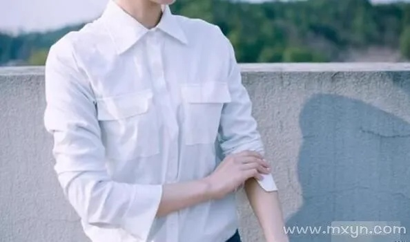 梦见白色的衣服，纯洁与转变的预兆