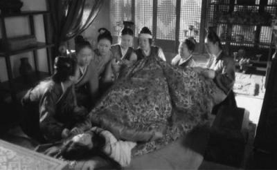 梦境解析，昨晚上梦见一条大蟒蛇追着我跑，然后家里人帮我打死了