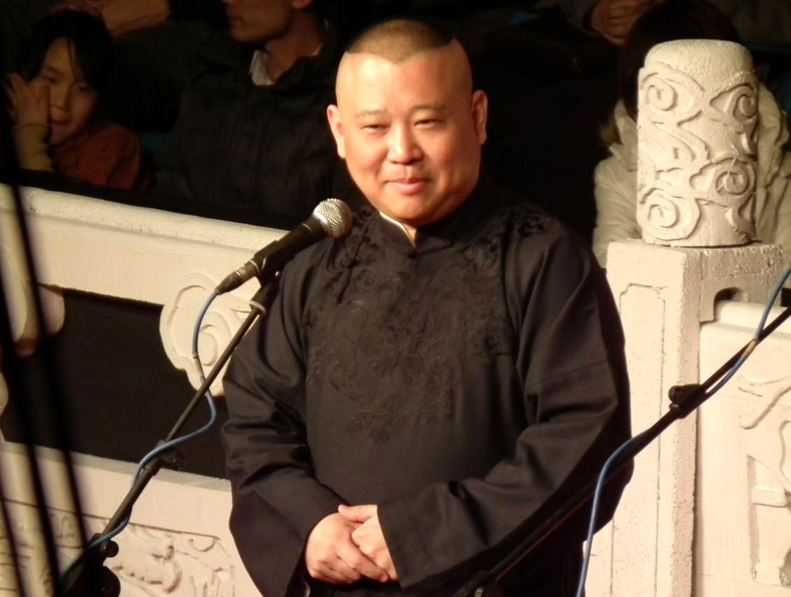 周公解梦，梦见心仪男孩与友人相伴，情感迷雾中的预兆