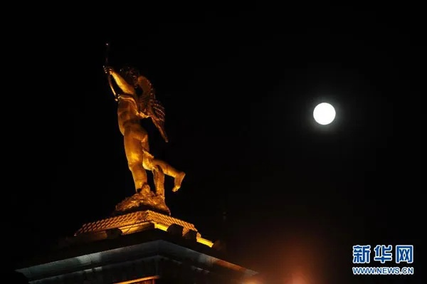 梦映月圆夜，探索十五明月与裸身劳作者的深层寓意