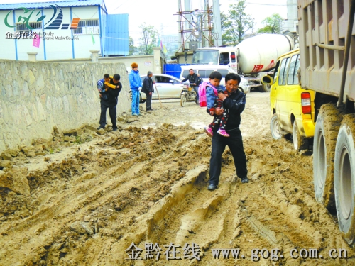 梦境解析，梦见我家狗满身浠泥还带两只小狗回家的深层含义