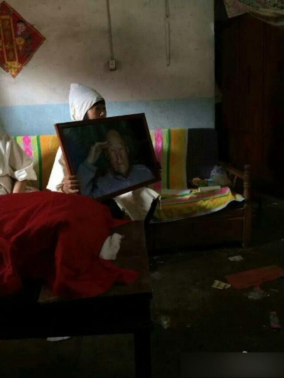 梦境中的温情再现，奶奶遗像挂客厅的预兆解析