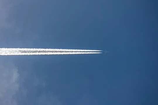 梦见天空之舞，飞机尾迹与梦境的深层解读
