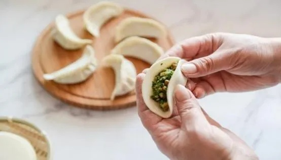 梦见奶奶包饺子擀皮煮饺子，周公解梦背后的深意与情感寄托