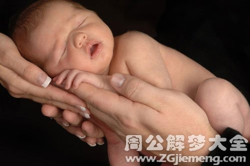 梦境交织，梦见逝去的公公怀抱女儿，寓意何在？