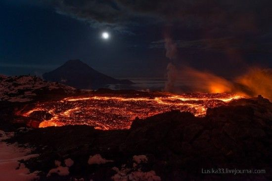 梦境奇观，月亮上的岩浆瀑布与火山喷发的启示