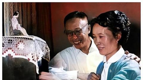 梦见陌生人携带古董来访，探索梦境背后的深层含义
