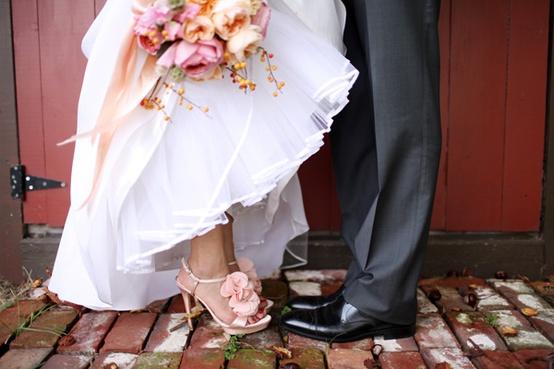 周公解梦，梦见自己结婚并18元购婚鞋，婚纱照背后的深意