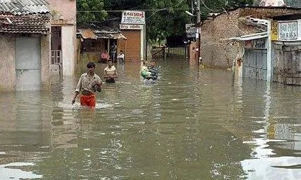 梦见发洪水淹没二楼，地震中逃到三楼看世界