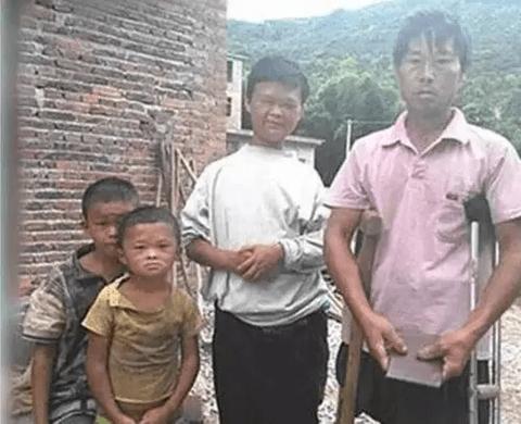 梦见父亲被蛇咬了，解读梦境中的警示与启示