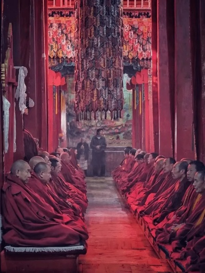 穿越梦境之旅，西藏喇嘛念经与时空交错的奇幻体验