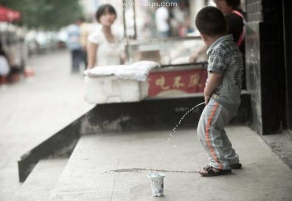 梦见自己的孩子在坟上撒尿，梦境背后的深层含义与解析