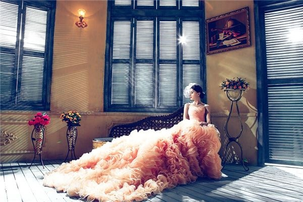 梦见穿红色婚纱拍婚纱照，预示幸福与爱情的预兆