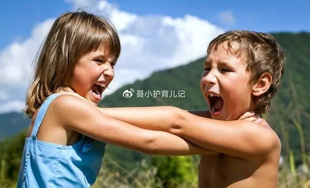 梦见4岁的女儿打架被大她一岁的表姐抓破手，解读梦境中的情感纠葛与成长启示