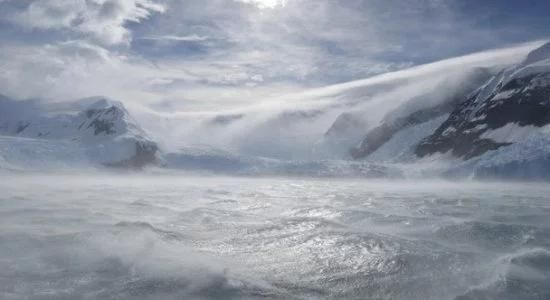 梦境奇观，白云闪电交织下的雪幕——探索心灵深处的奥秘