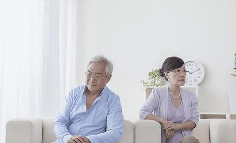 梦境深处的呼唤，解析梦中已故父亲示意查看手机的含义
