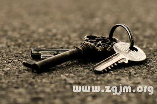 梦境与现实交织，解析梦见死去不久的人拿着我家的钥匙闯进我家的深层含义