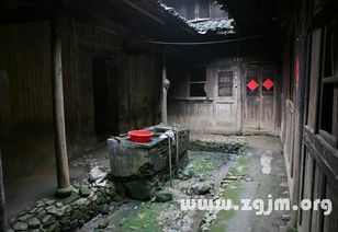 梦见房子底下有个洞还漏水,梦境背后的深层含义与解析 梦见房子底下有个洞还漏水,梦境背后的深层含义与解析