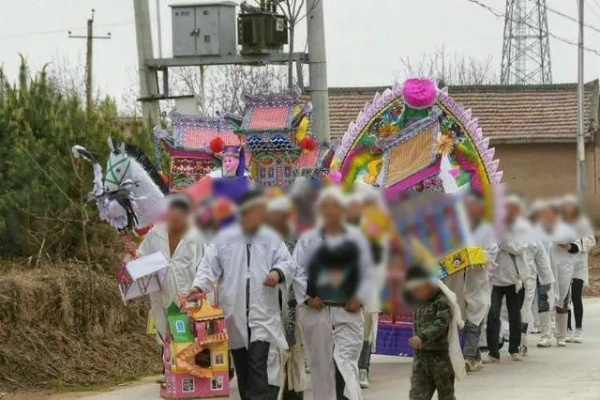 梦见抬死人游街自己给他送花，梦境背后的深层含义与心理解析