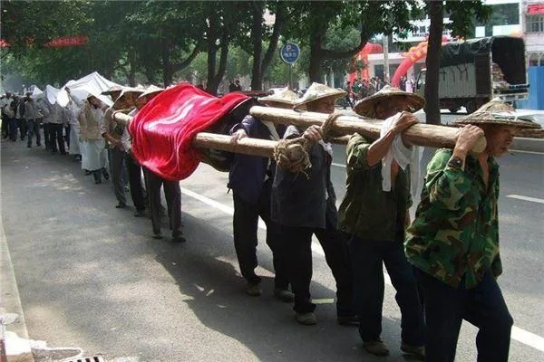 孕妇梦见好多人抬棺材，梦境背后的深层含义与解读