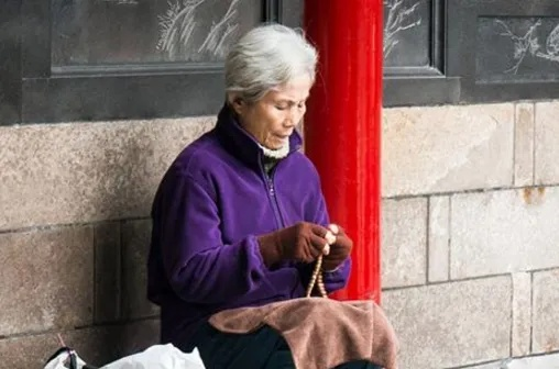 总是梦见死去的奶奶梦里又在办一次，探寻梦境背后的情感与记忆