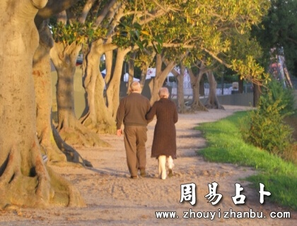 周公解梦，梦见老人来了月经，寓意何在？