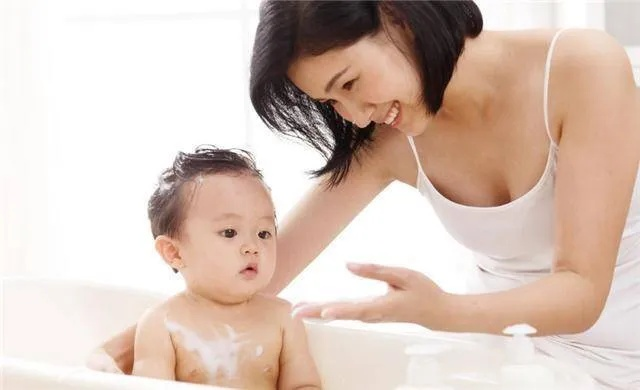 孕妇梦境解析，梦见给新生儿洗澡的深层含义与预兆