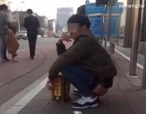 梦见一个人全身都是屎一边走一边在路边拉屎怎么解？