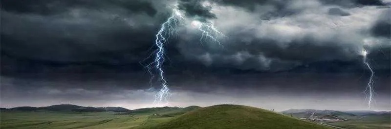 梦见下大雨打雷和闪电，梦境背后的深层含义与心理解析