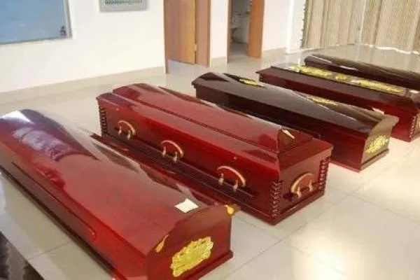 梦见自己抬个黑色棺材，探索梦境背后的深层含义与心理解析